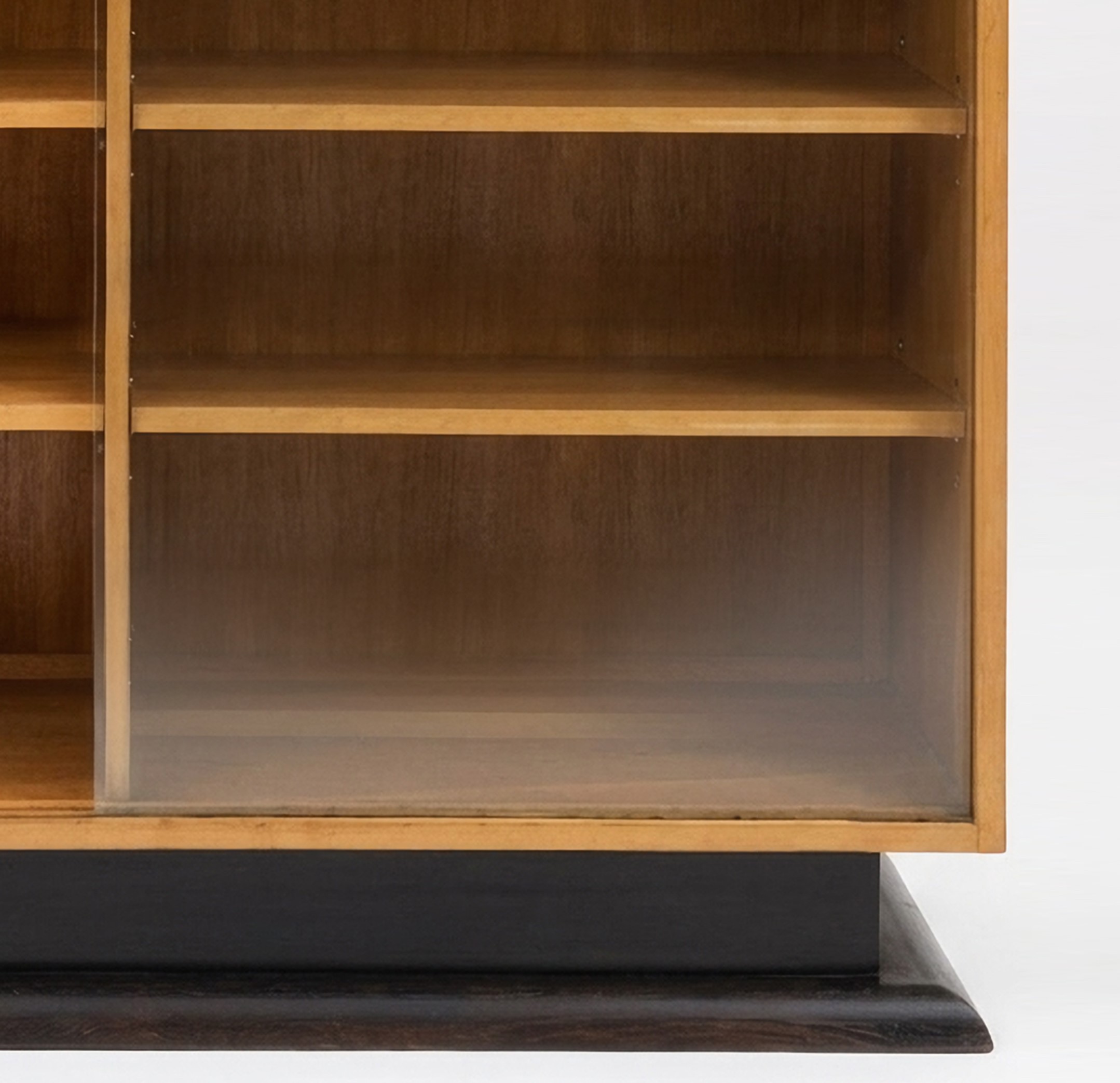 Libreria/vetrina con ante scorrevoli a vetri, elementi decorativi