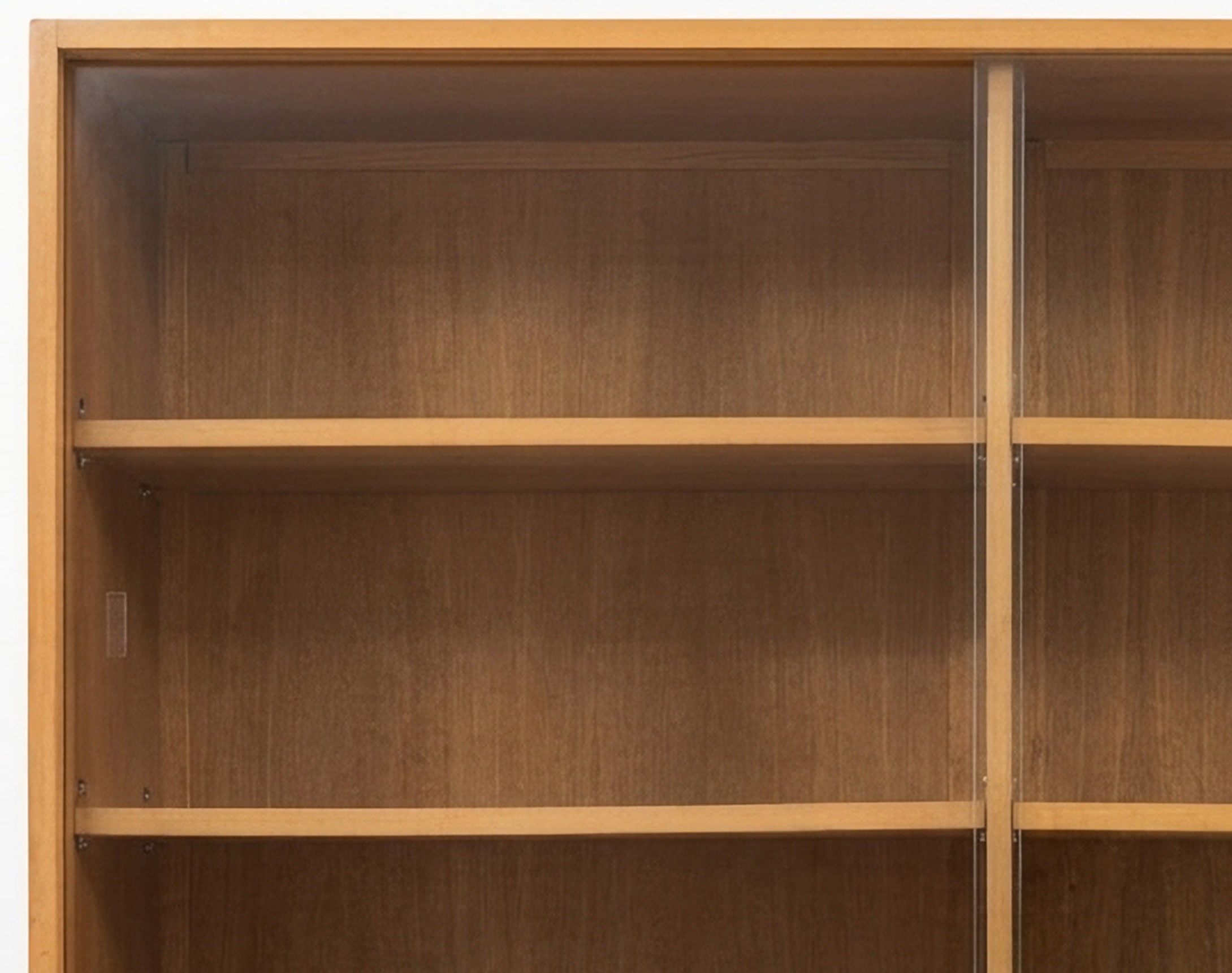 Libreria/vetrina con ante scorrevoli a vetri, elementi decorativi
