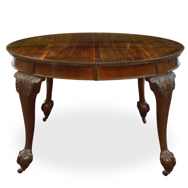 Extendable table with 6 Chippendale style chairs