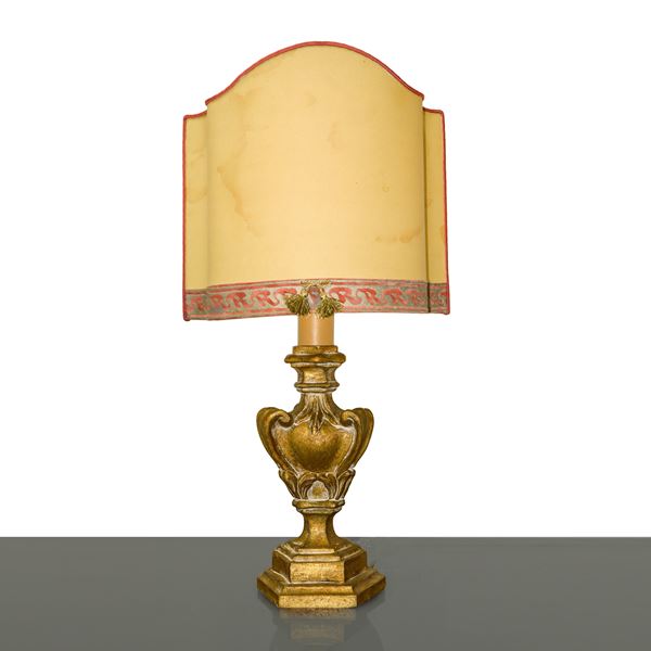 Lume con base in legno dorata