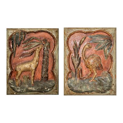Coppia di quadri in legno policromo con animali scolpiti