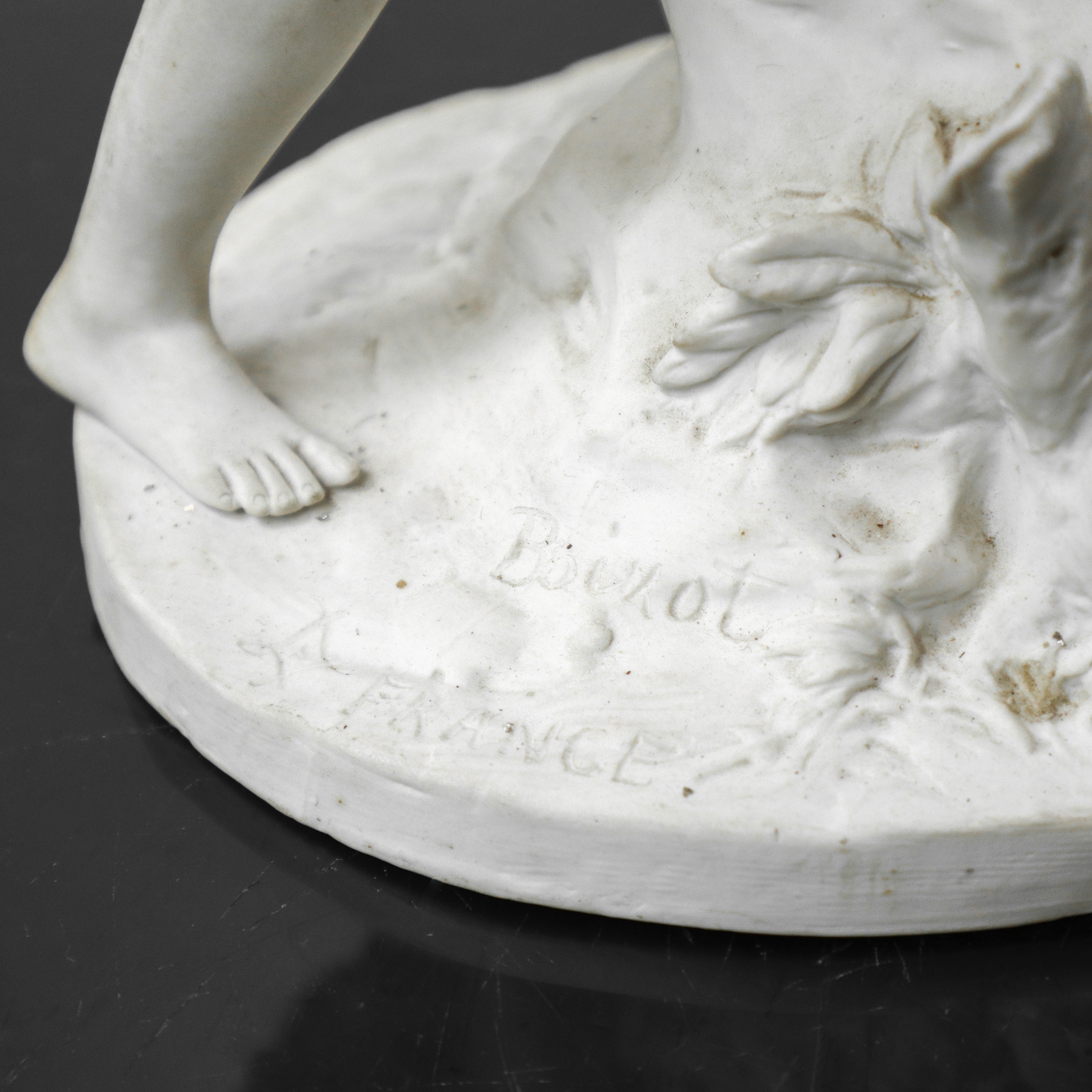 Louis-simon Boizot - Angeli alla fonte in biscuit di porcellana bianca
