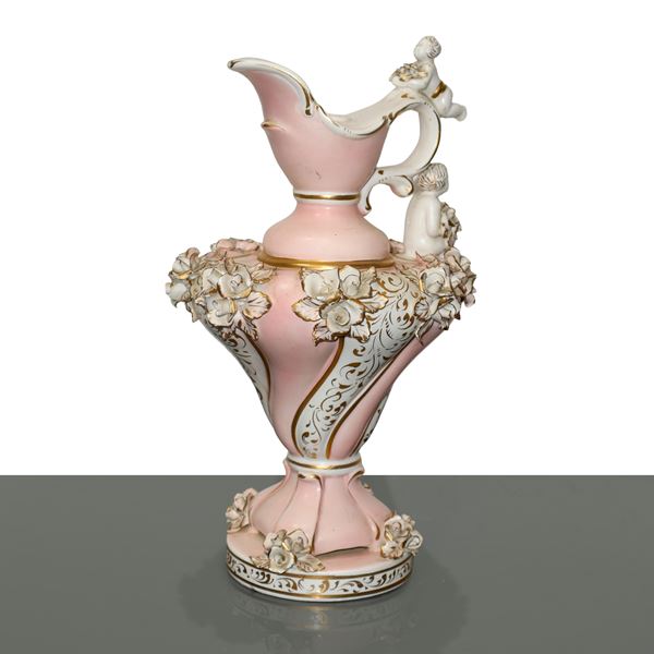Versatoio in porcellana rosa con decori floreali in rilievo