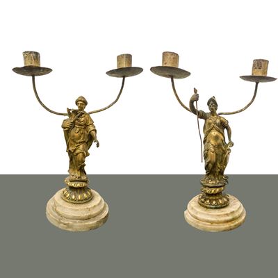 Coppia di Candelabri in Bronzo a Due Luci con Base in Marmo con Raffigurazioni di Divinità Classi...