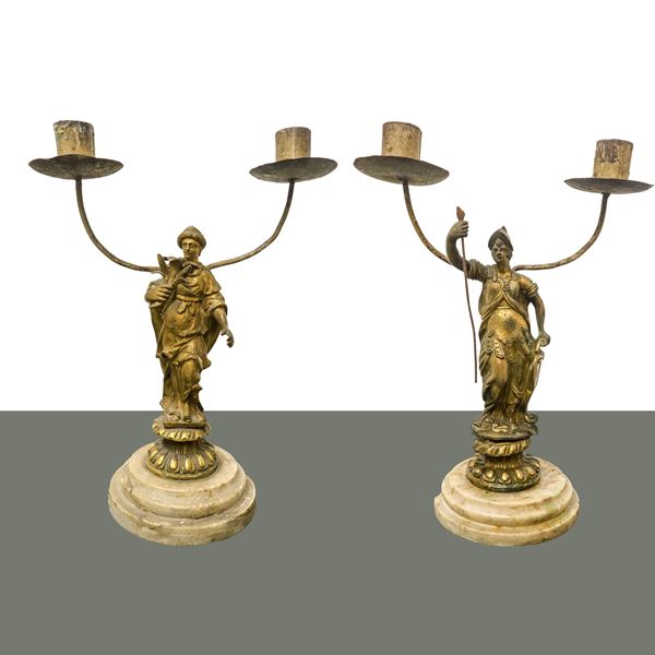 Coppia di candelabri in bronzo a due luci con base in marmo con raffigurazioni di divinità classiche