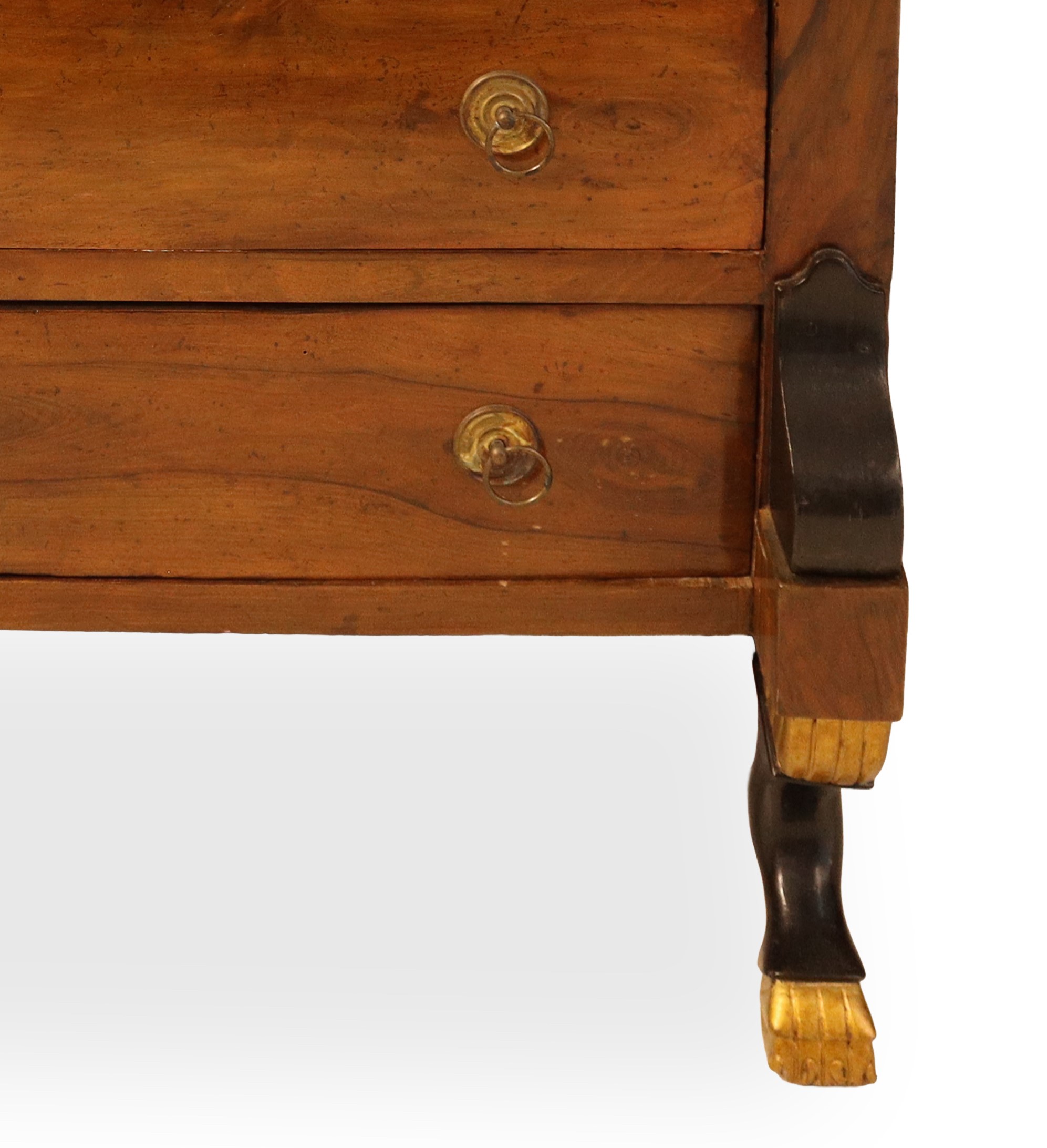 Cassettone Impero a Tre Cassetti, Piedi Caprini in Legno di Noce Decorati in Oro.