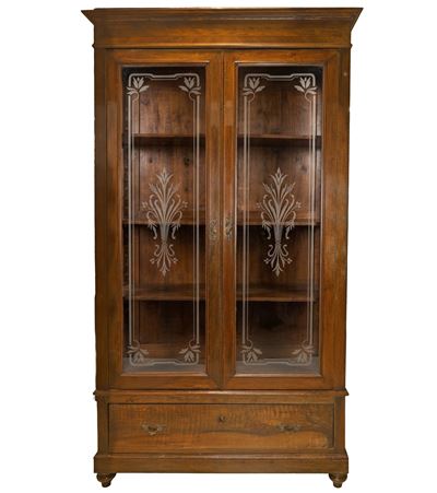 Vetrina a Due Ante in Legno di Noce con Vetri Decorati con Incisioni Floreali