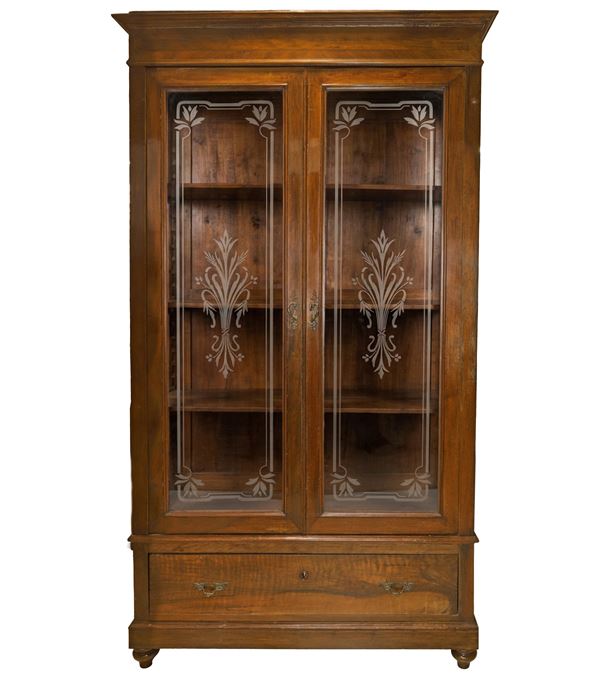 Vetrina a due ante in legno di noce con vetri decorati con incisioni floreali