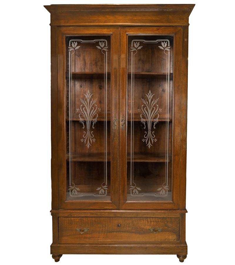 Vetrina a Due Ante in Legno di Noce con Vetri Decorati con Incisioni Floreali