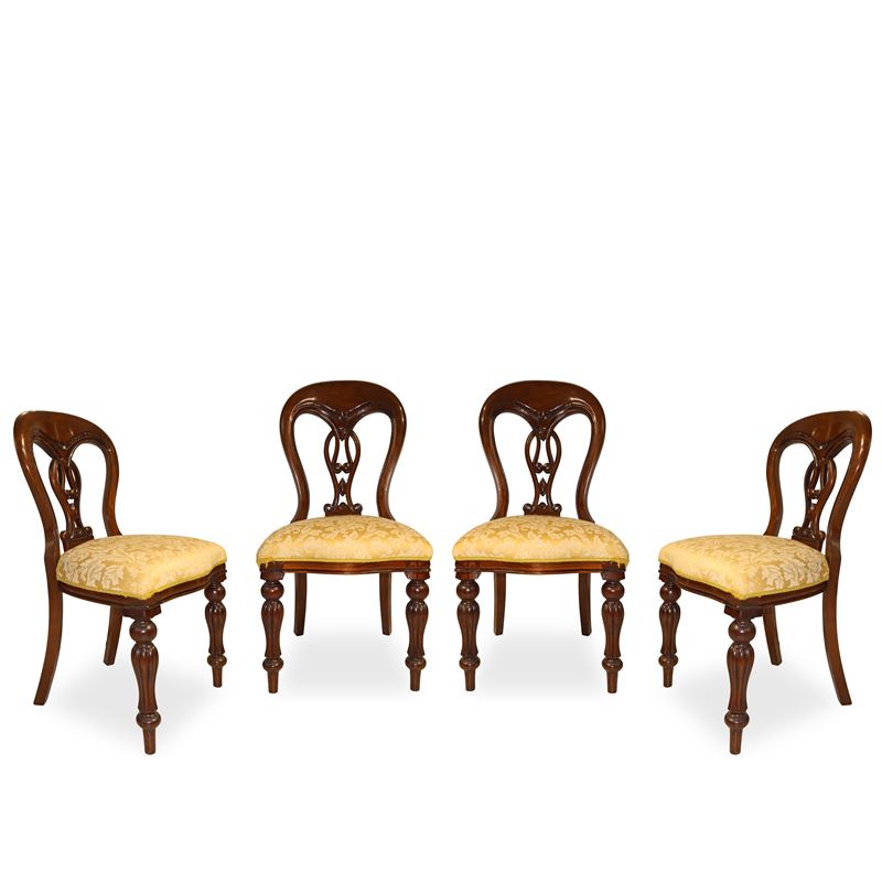 Set di quattro sedie, tappezzeria dorata