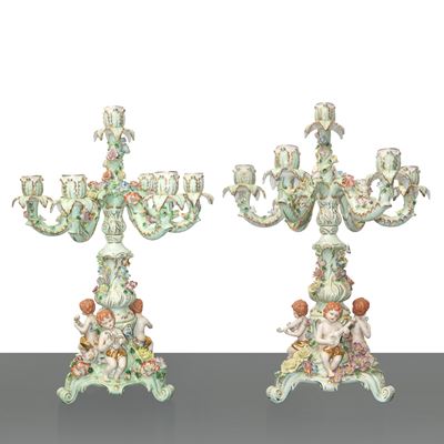 Coppia di Candelabri a 7 Luci in Porcellana Tedesca Policroma con Putti Suonatori e Tralci di Fio...