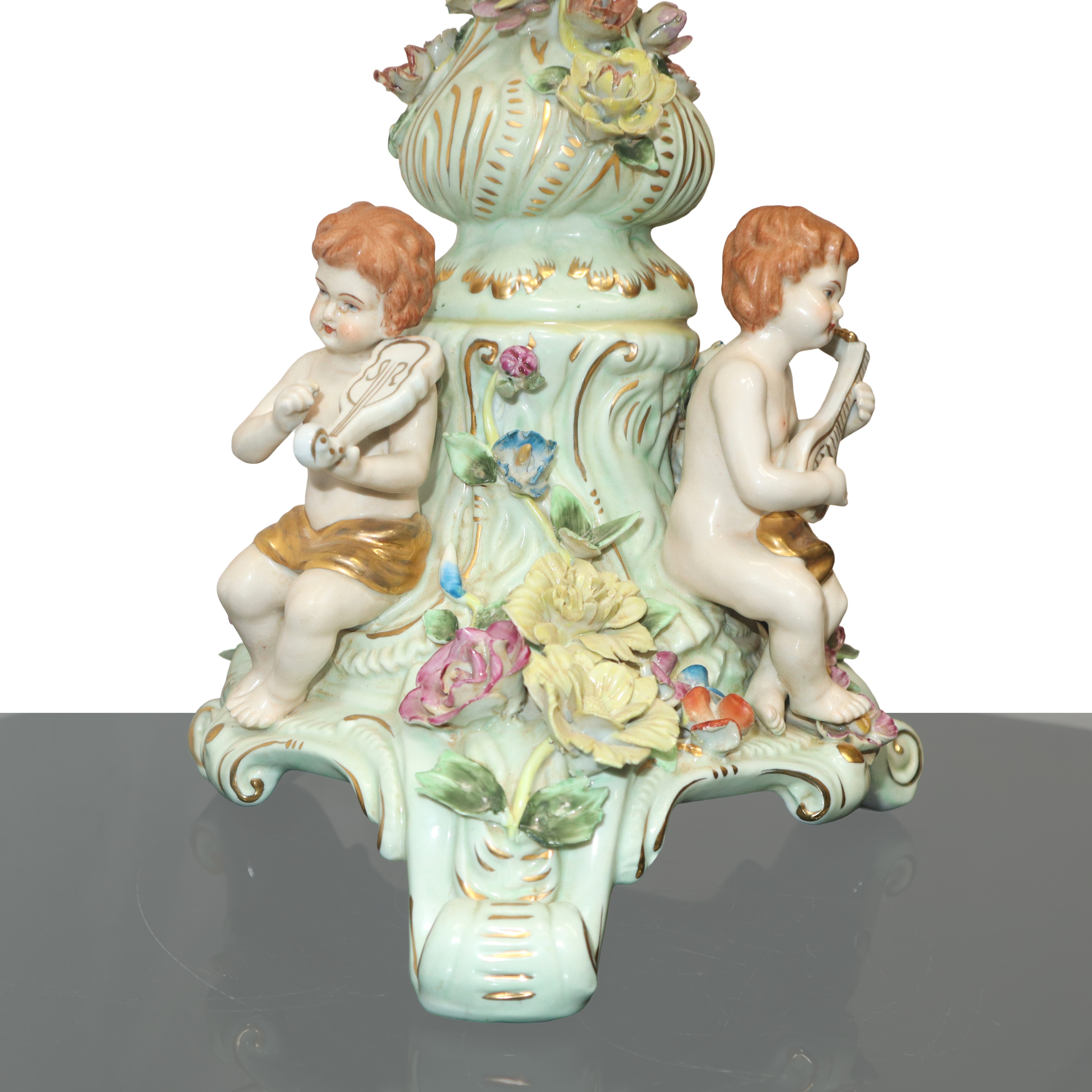 Coppia di Candelabri a 7 Luci in Porcellana Tedesca Policroma con Putti Suonatori e Tralci di Fio...
