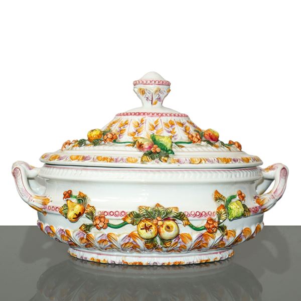 Zuppiera con decori di frutta a rilievo