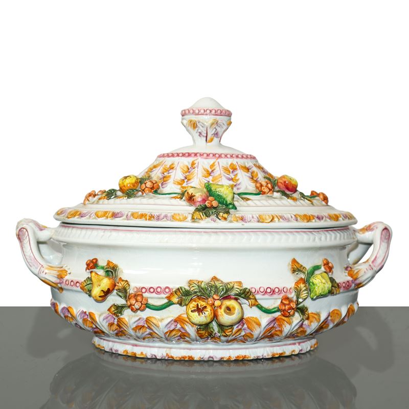 Zuppiera con Decori di Frutta a Rilievo