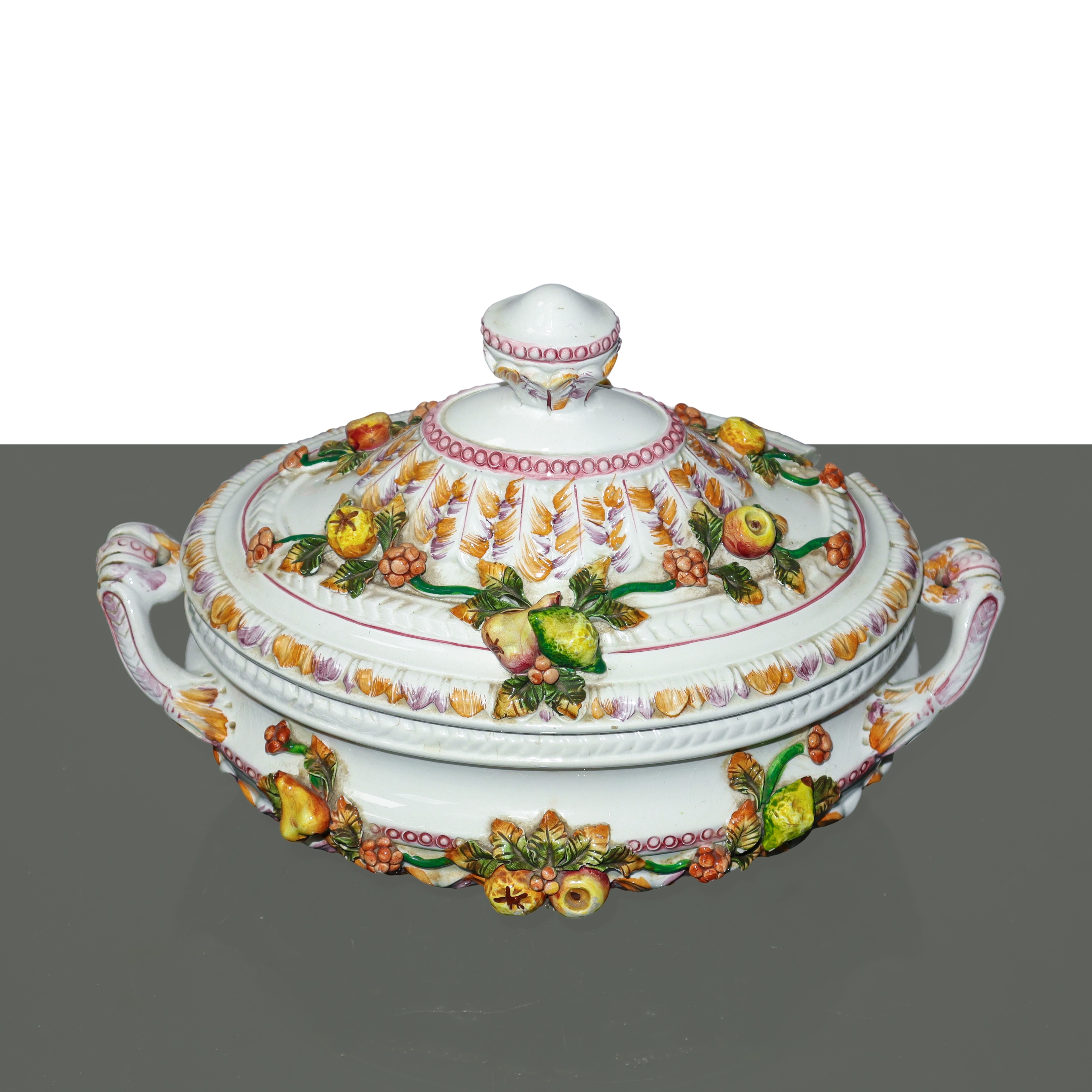Zuppiera con Decori di Frutta a Rilievo