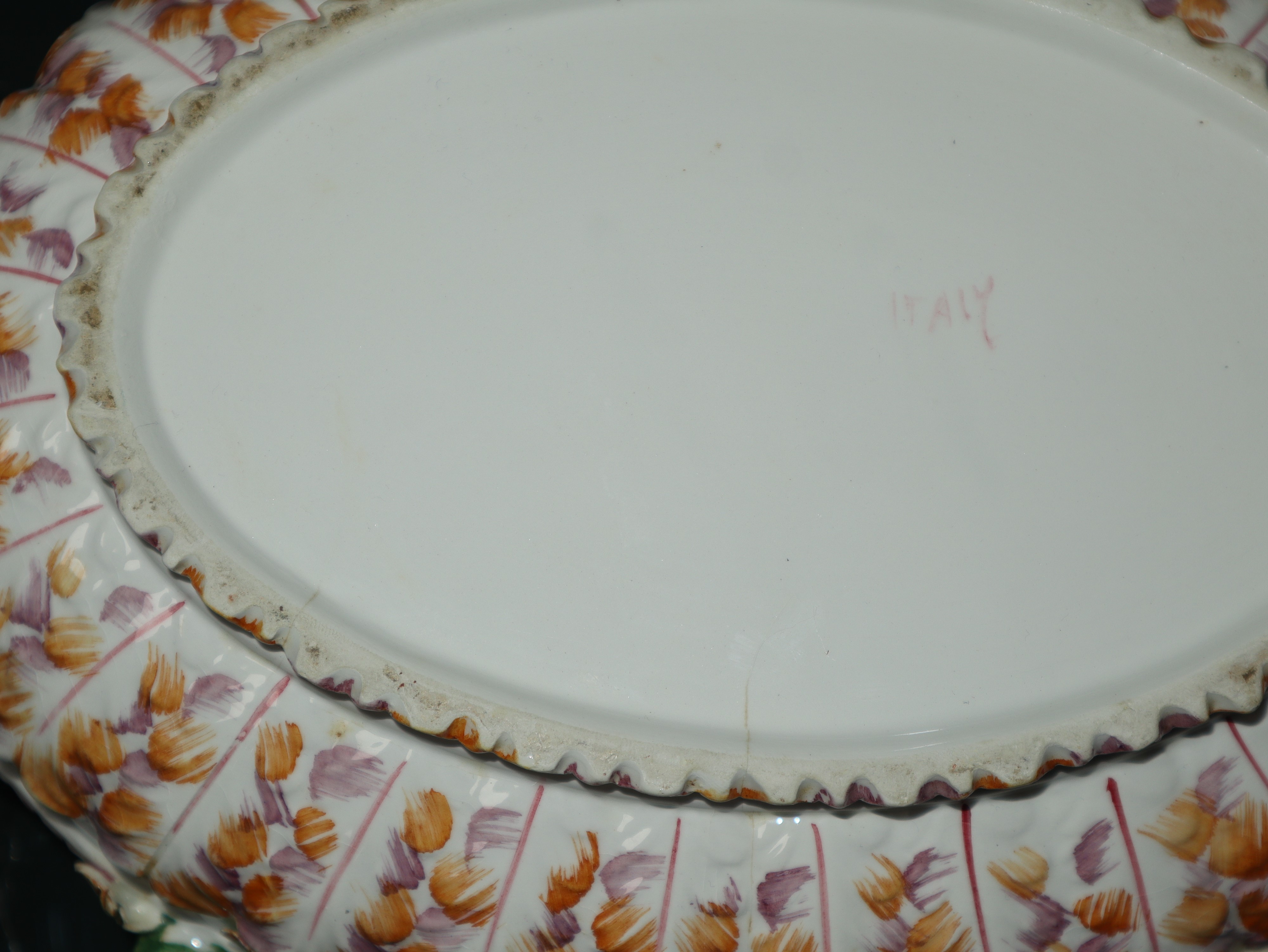 Zuppiera con Decori di Frutta a Rilievo