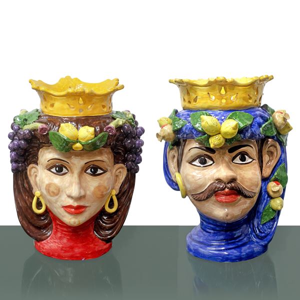 Coppia di teste di moro in maiolica di Caltagirone dipinta policroma