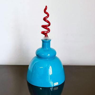 Vaso in Porcellana Blu con Tappo in Vetro Soffiato di Murano a Spirale Rosso