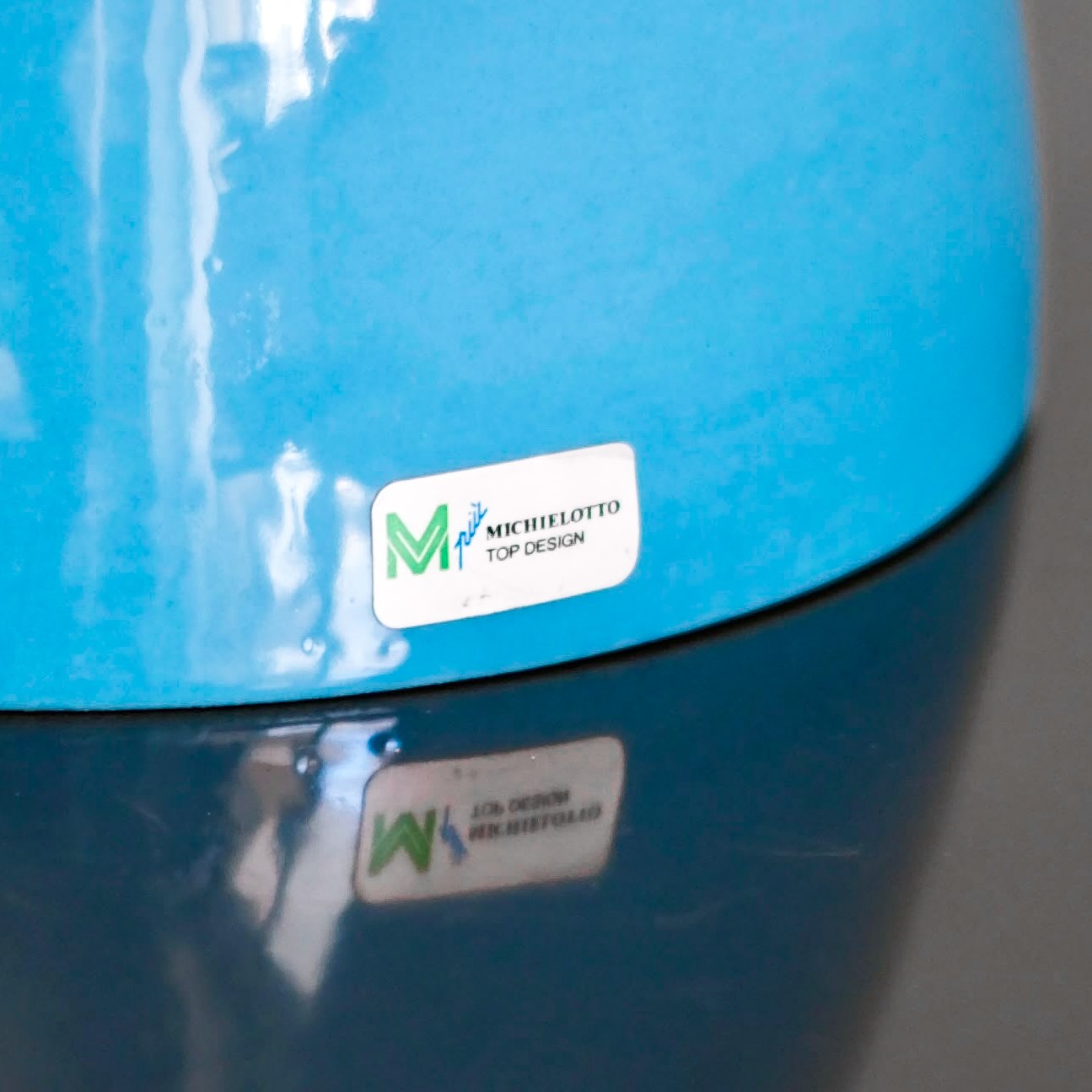 Michielotto - Vaso in vetro di Murano blu con decoro sommitale a spirale rosso