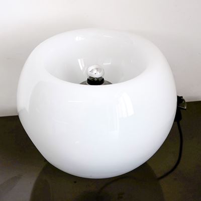 Lampada da tavolo modello Vacuna in vetro bianco