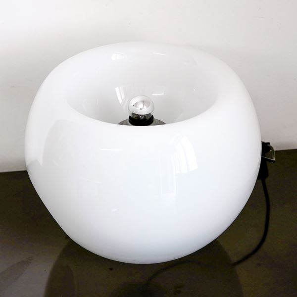 Eleonore Peduzzi Riva per Artemide - Lampada da tavolo in vetro bianco modello Vacuna