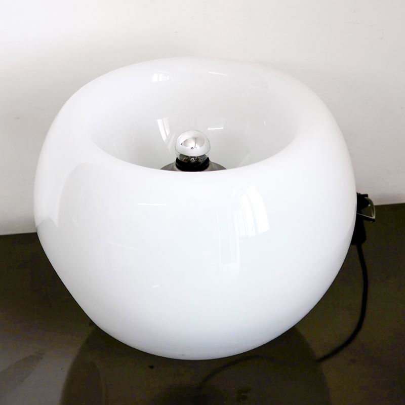 Eleonore Peduzzi Riva per Artemide - Lampada da tavolo modello Vacuna in vetro bianco