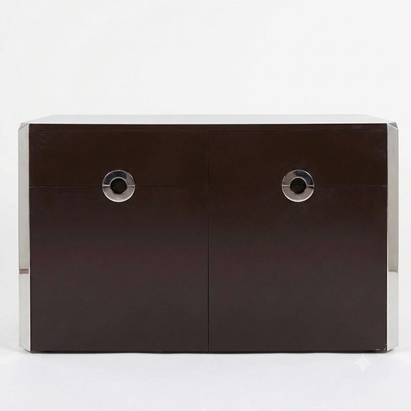 Willy Rizzo per Mario Sabot - Credenza bassa modello Alveo laccata marrone con cromature argentat...