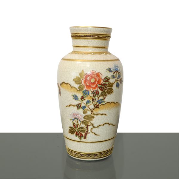 Chinese cloisonnet vase with floral decorations in enamel and gold 
