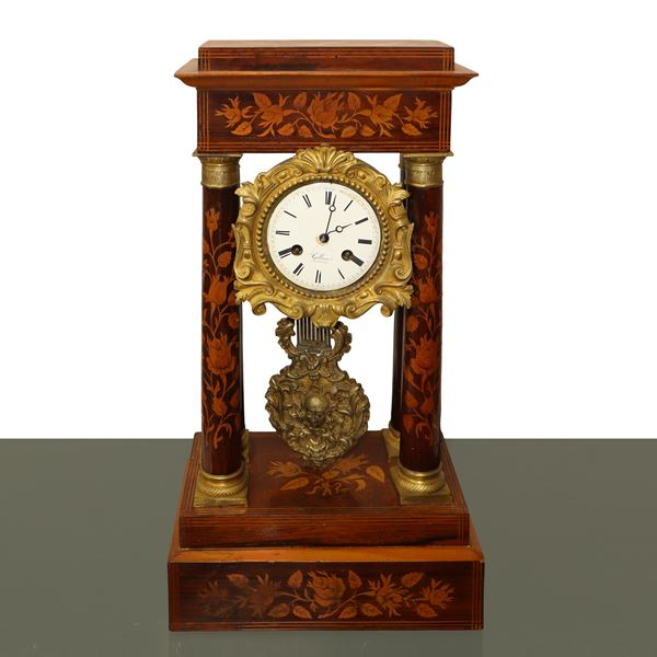 Orologio con sostegni a colonne con intarsi in legni chiari floreali