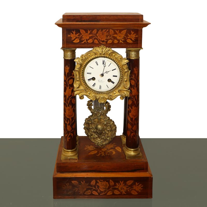 Orologio con Sostegni a Colonne con Intarsi in Legni Chiari Floreali