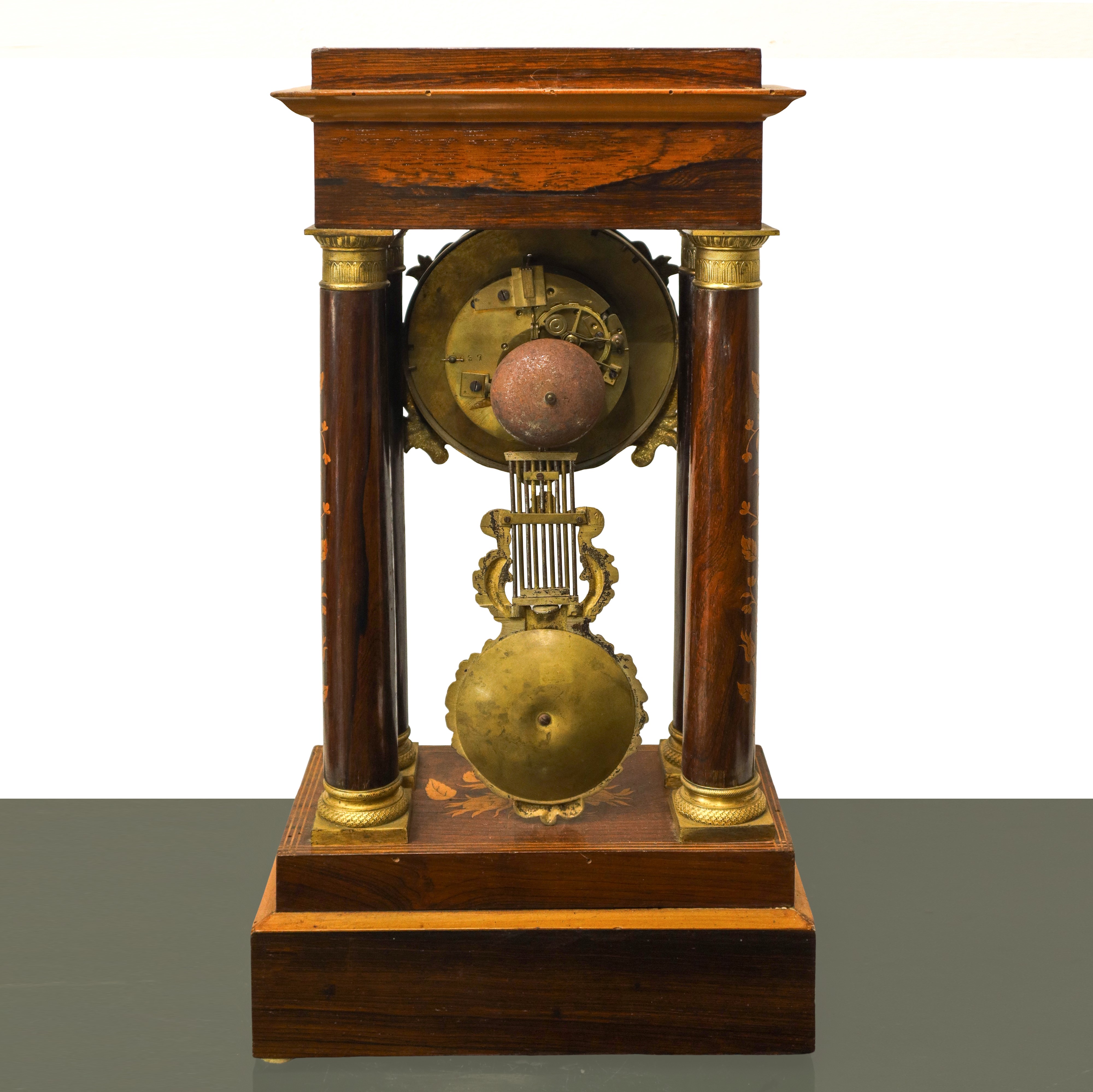 Orologio con Sostegni a Colonne con Intarsi in Legni Chiari Floreali