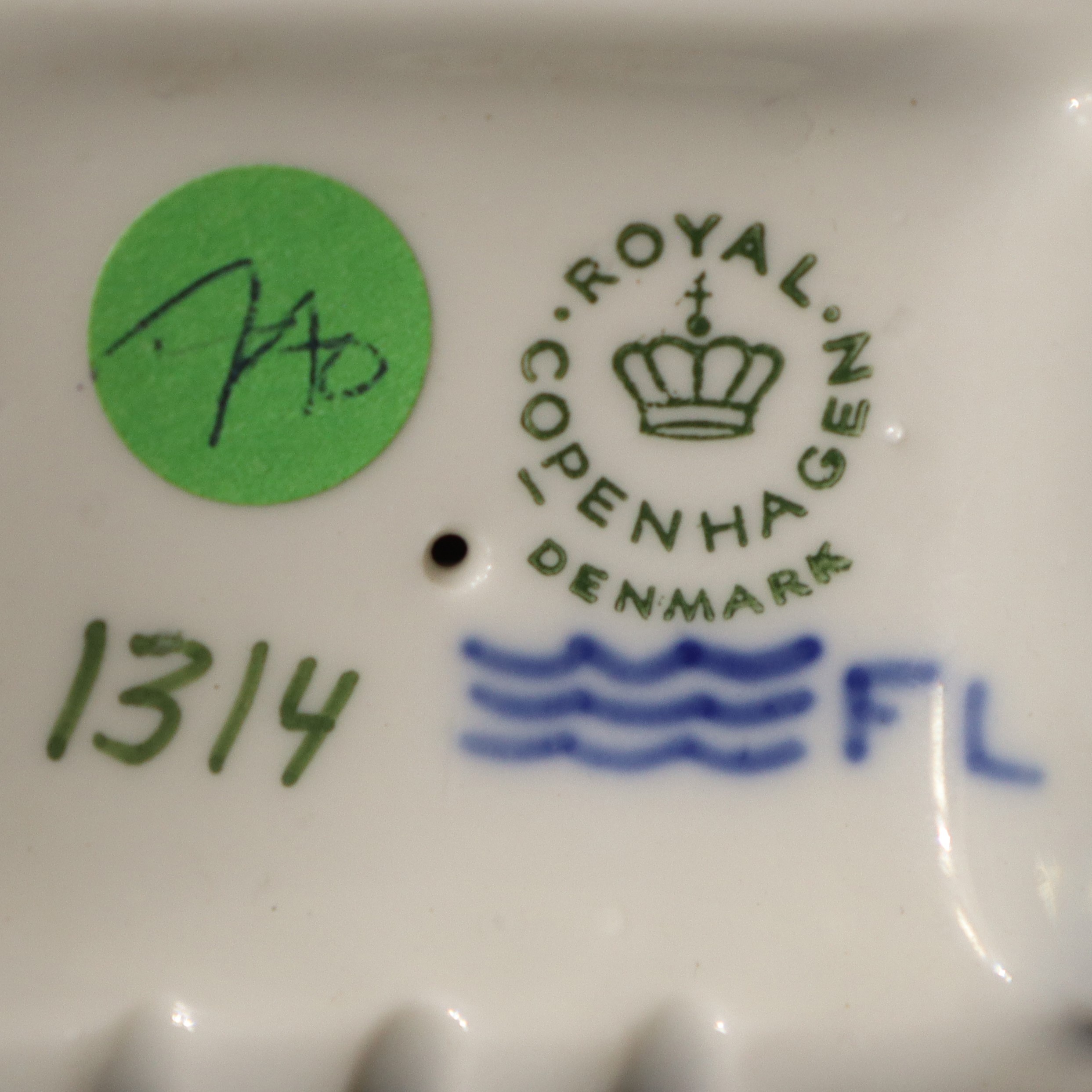 Royal Copenhagen Denmark - Ragazza di Amager che lavora a maglia (modello n. 1314)