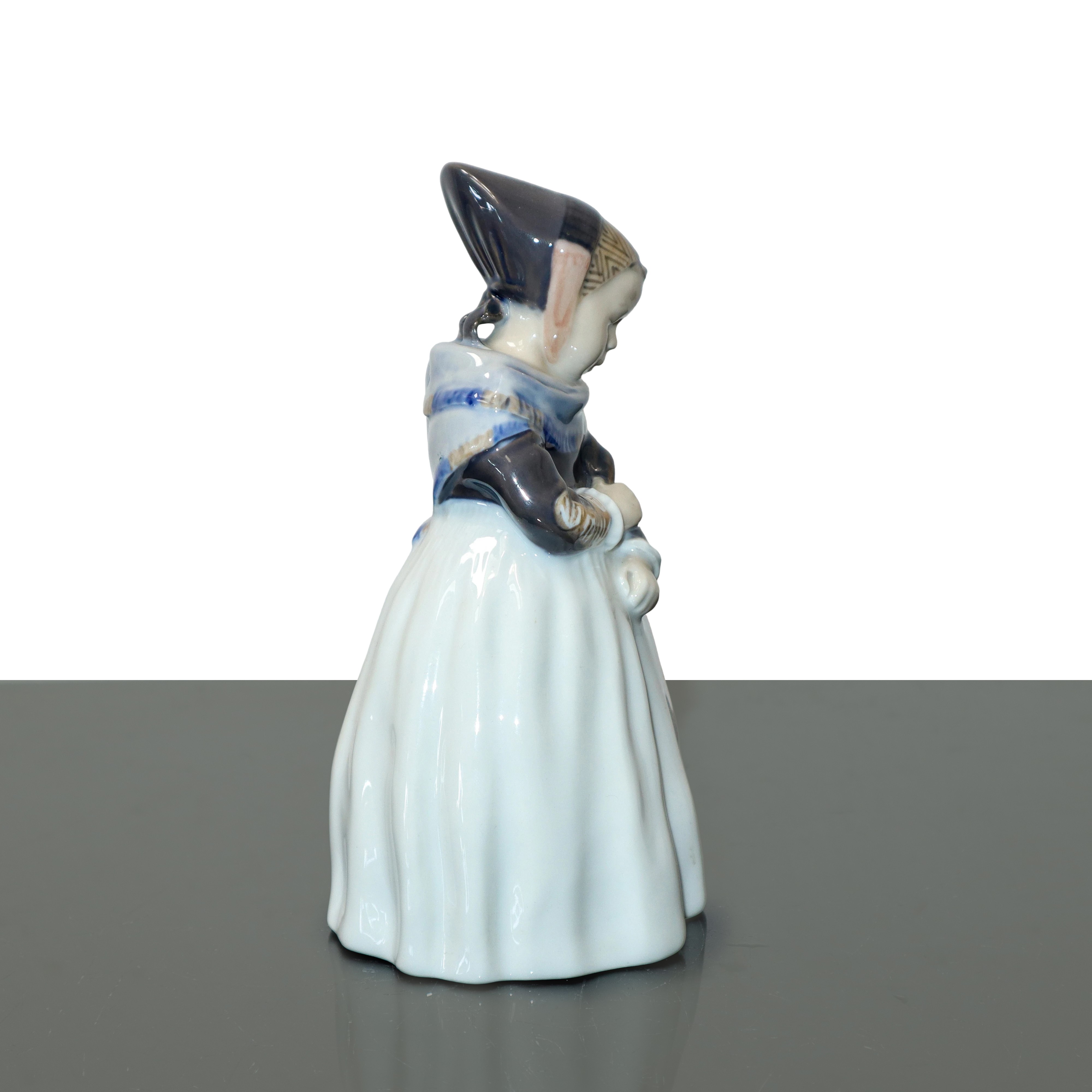 Royal Copenhagen Denmark - Royal Copenhagen, Ragazza di Amager (modello 1251)