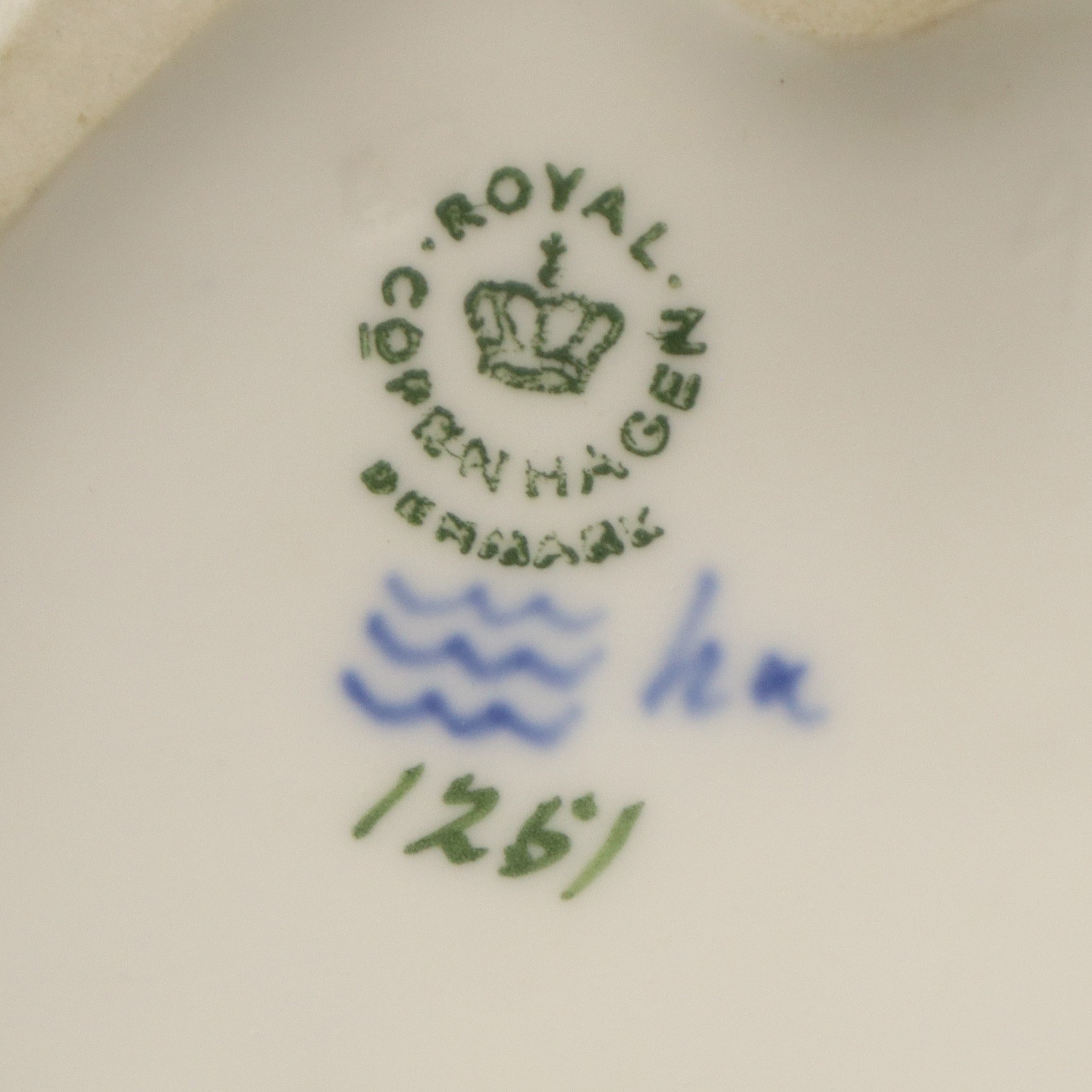 Royal Copenhagen Denmark - Royal Copenhagen, Ragazza di Amager (modello 1251)
