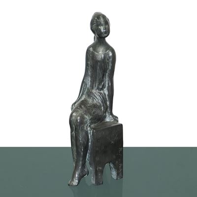 Fanciulla seduta, scultura in bronzo