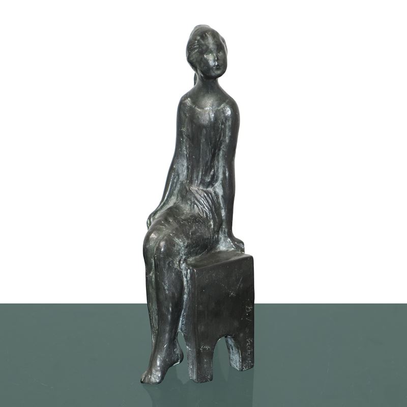 Fanciulla seduta, scultura in bronzo
