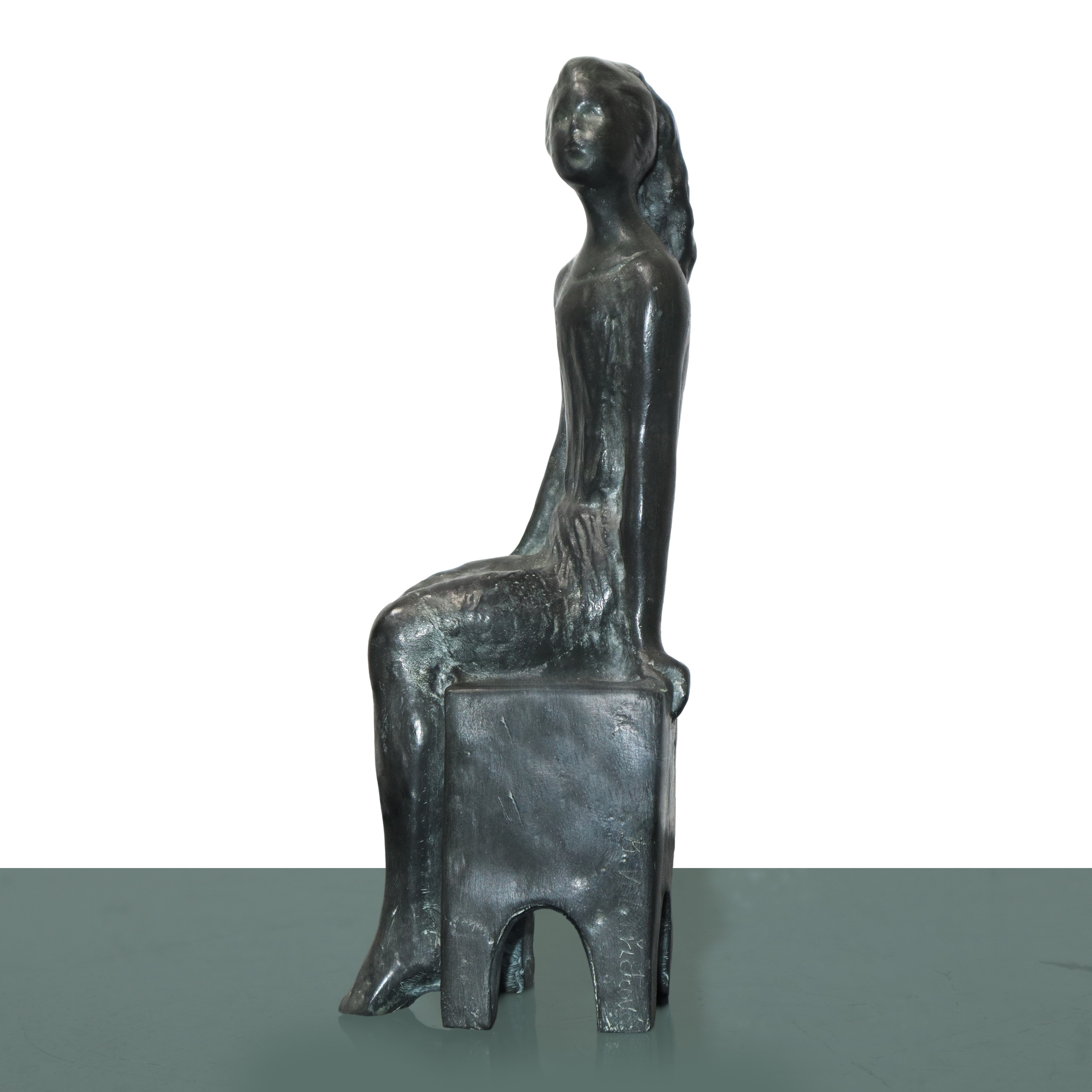 Fanciulla seduta, scultura in bronzo