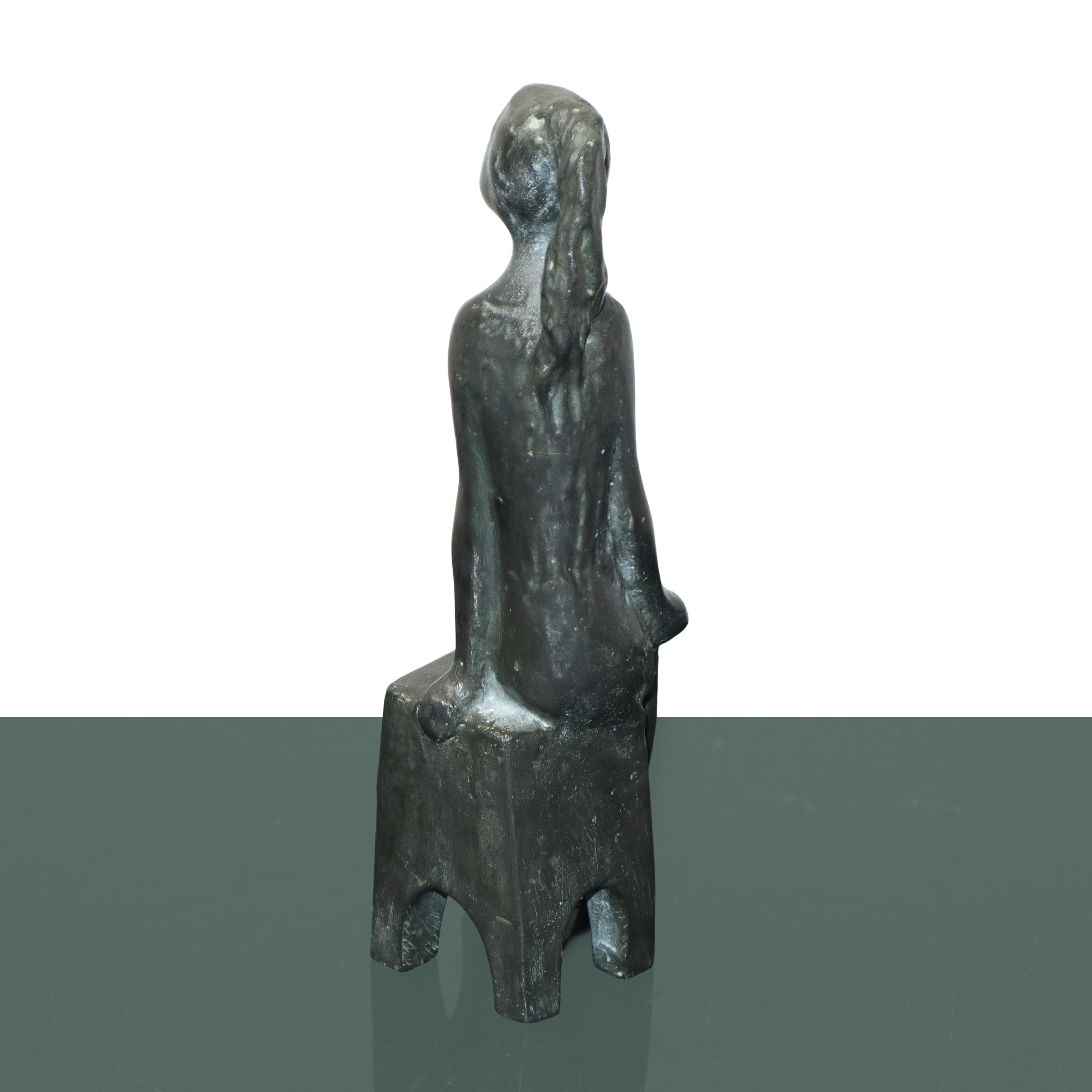 Fanciulla seduta, scultura in bronzo
