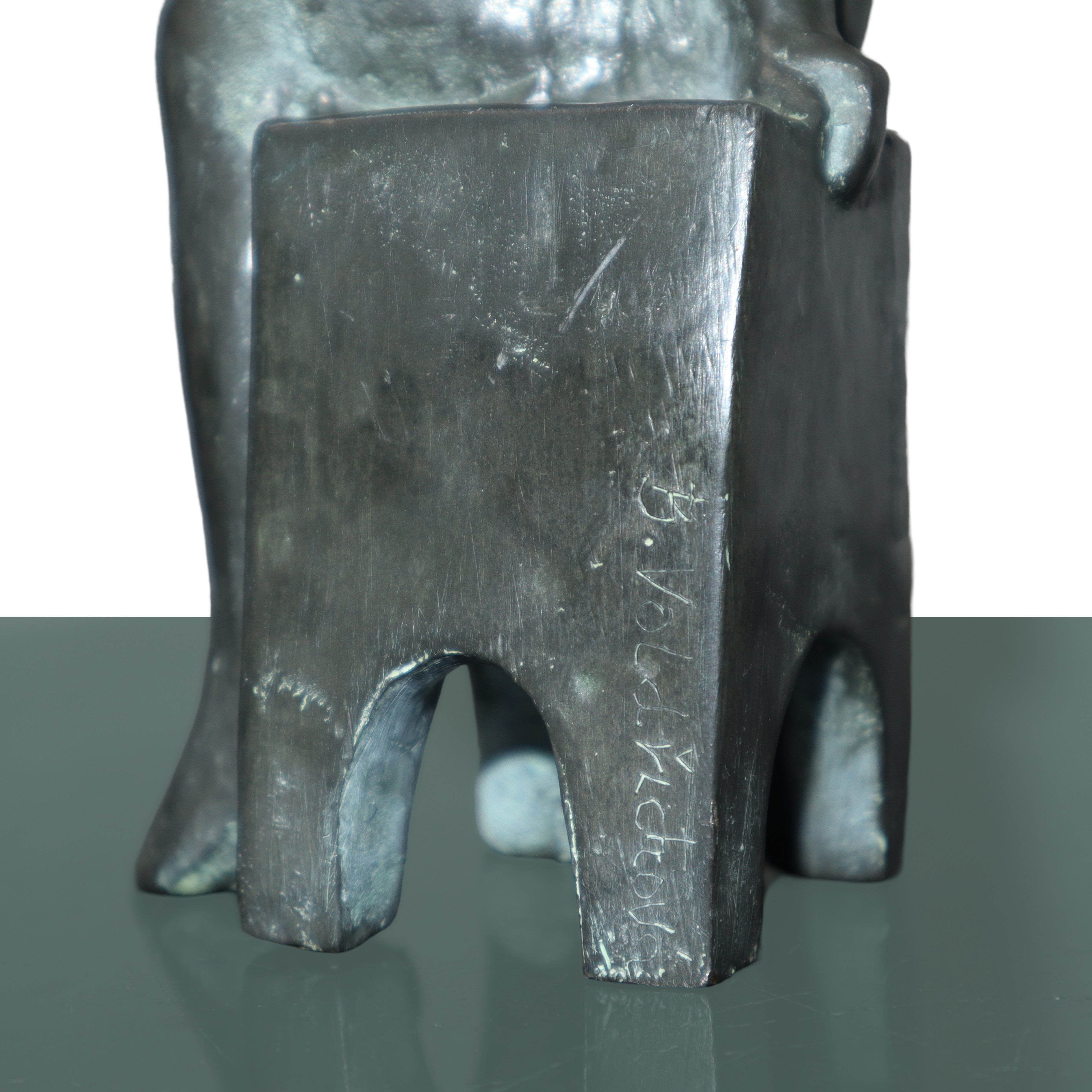 Fanciulla seduta, scultura in bronzo