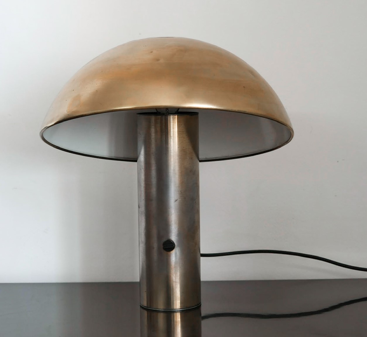 Franco Mirenzi per Valenti Luce - Lampada da tavolo modello Vaga in ottone dorato (h 46 cm), 1978