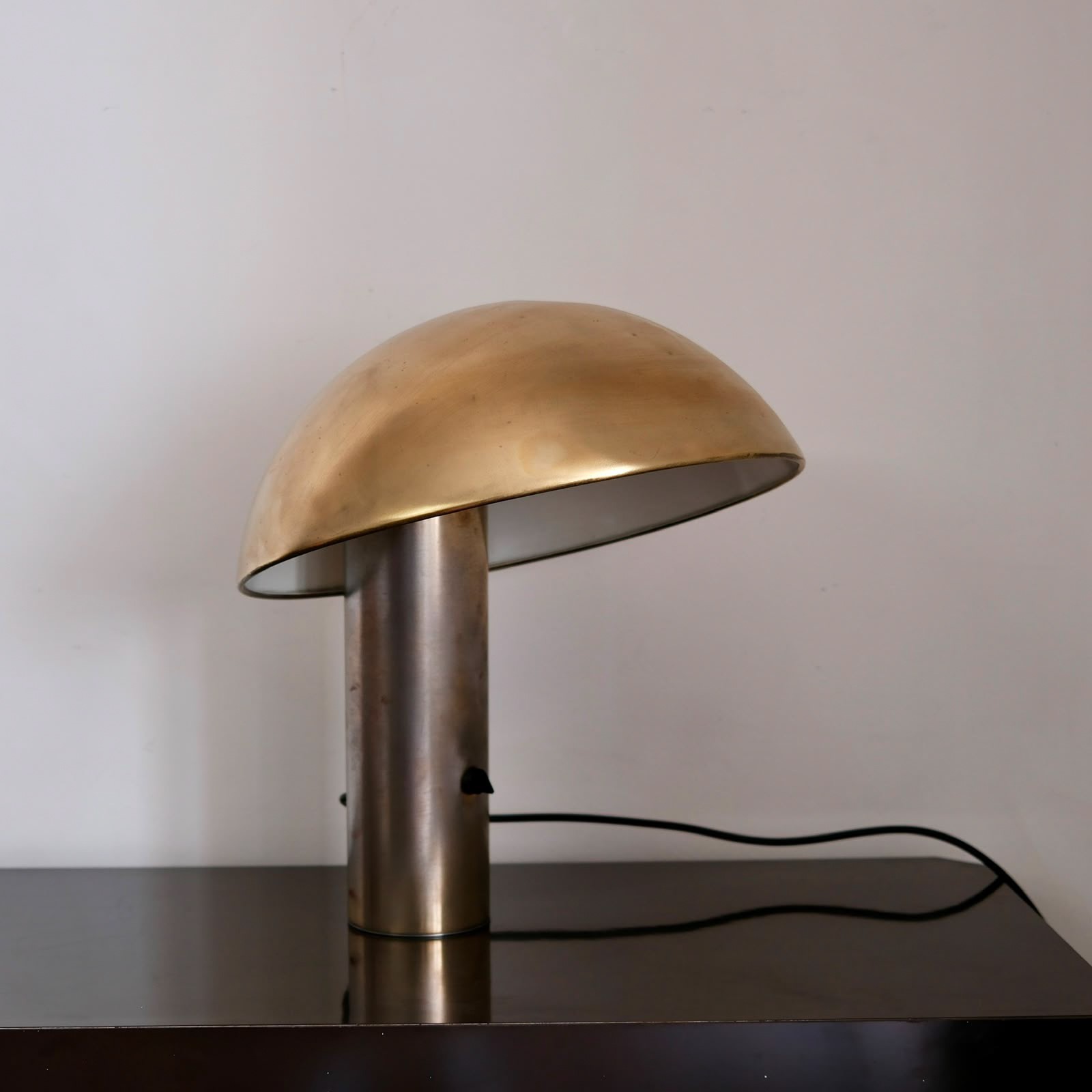 Franco Mirenzi per Valenti Luce - Lampada da tavolo modello Vaga in ottone dorato (h 46 cm), 1978
