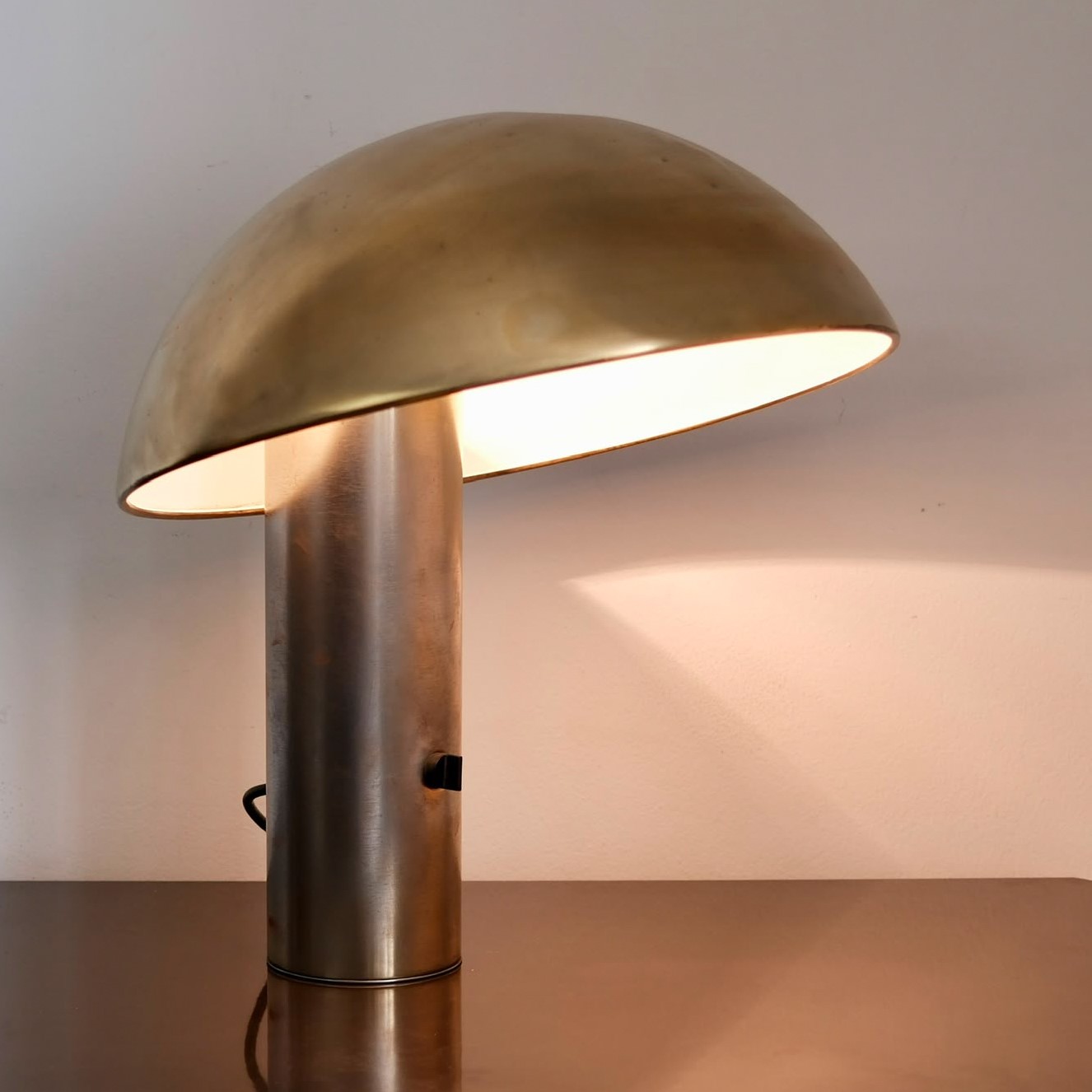 Franco Mirenzi per Valenti Luce - Lampada da tavolo modello Vaga in ottone dorato (h 46 cm), 1978