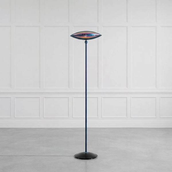 Fabio Lombardo  per Flos - Lampada da terra modello Aeto con diffusore a forma di occhio in vetro iridescente e metallo blu