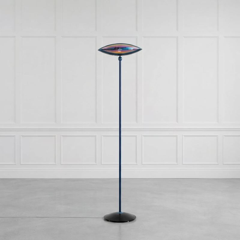 Fabio Lombardo per Flos - Lampada da terra modello Aeto con diffusore a occhio in vetro iridescen...
