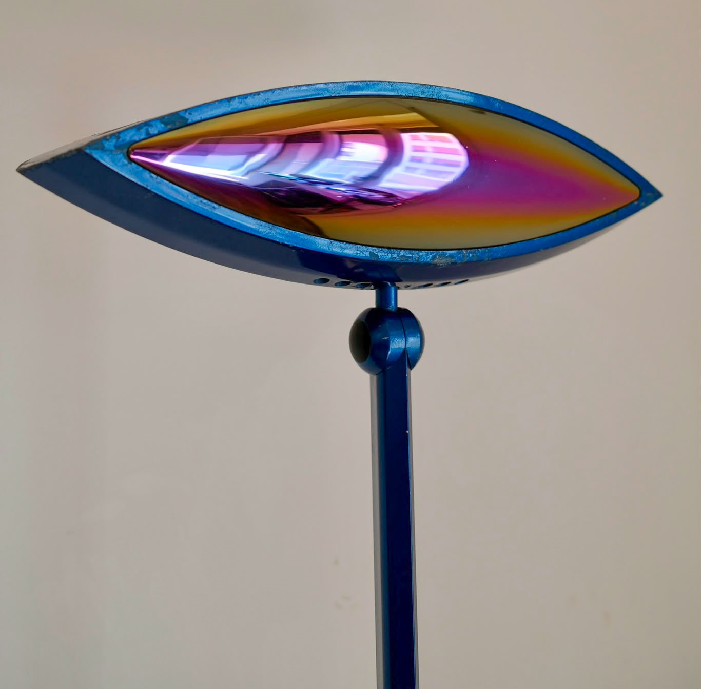 Fabio Lombardo per Flos - Lampada da terra modello Aeto con diffusore a occhio in vetro iridescen...