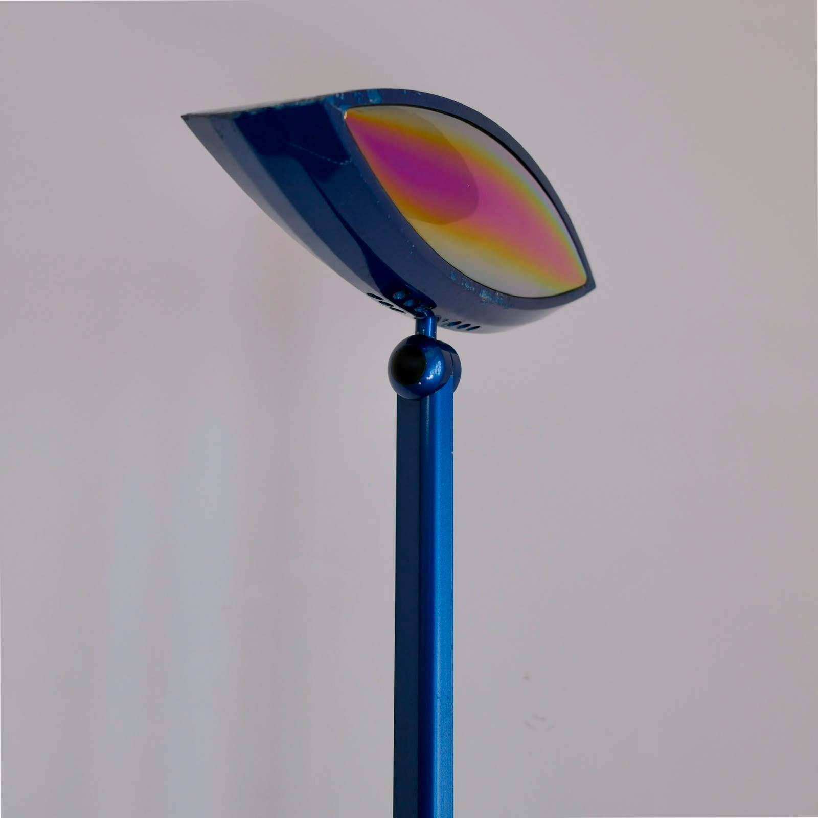 Fabio Lombardo per Flos - Lampada da terra modello Aeto con diffusore a occhio in vetro iridescen...