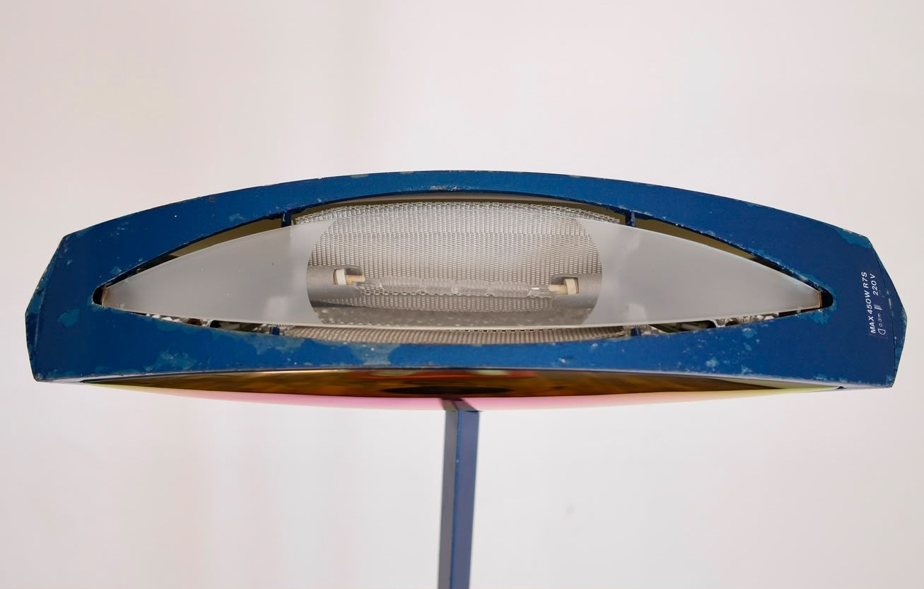 Fabio Lombardo per Flos - Lampada da terra modello Aeto con diffusore a occhio in vetro iridescen...