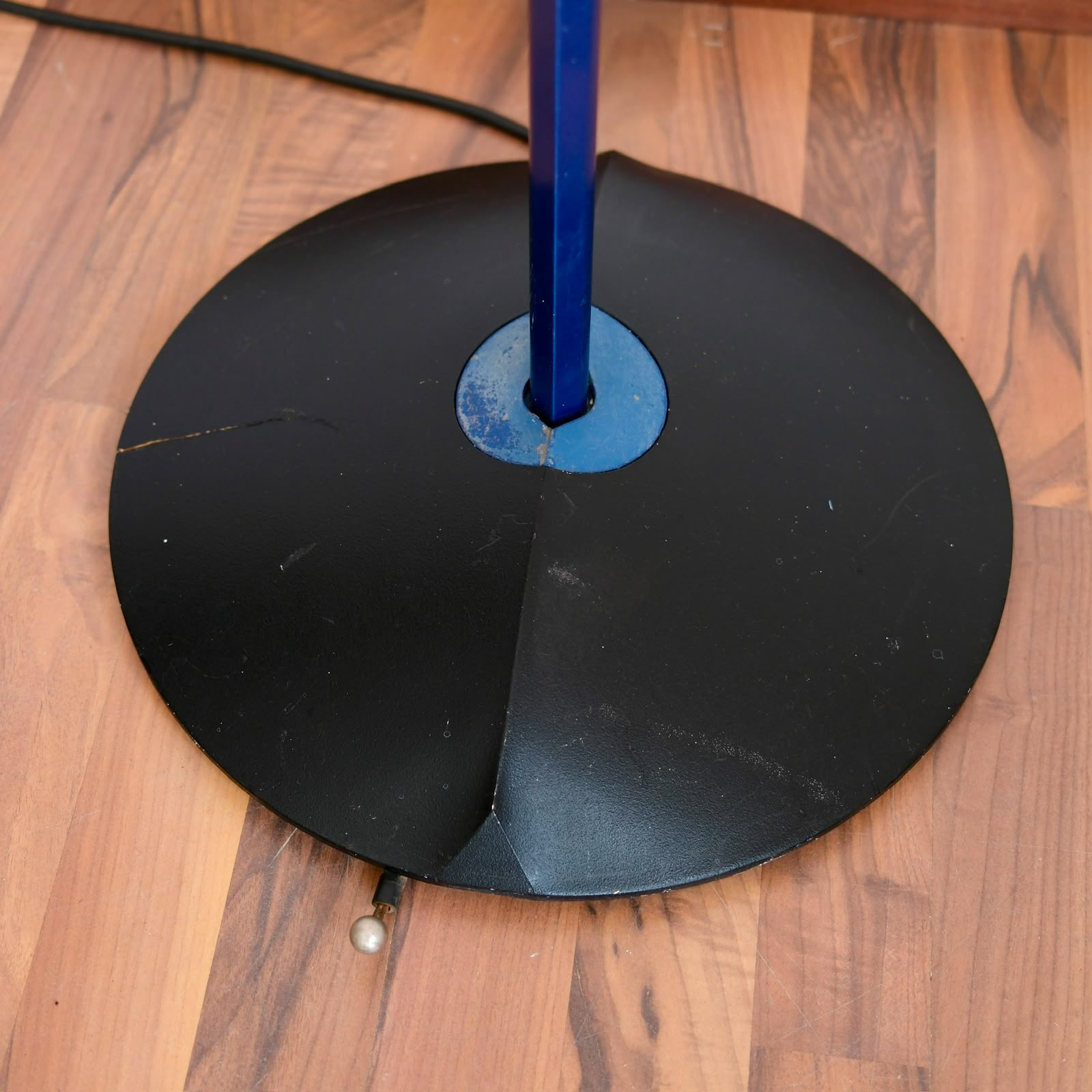 Fabio Lombardo per Flos - Lampada da terra modello Aeto con diffusore a occhio in vetro iridescen...