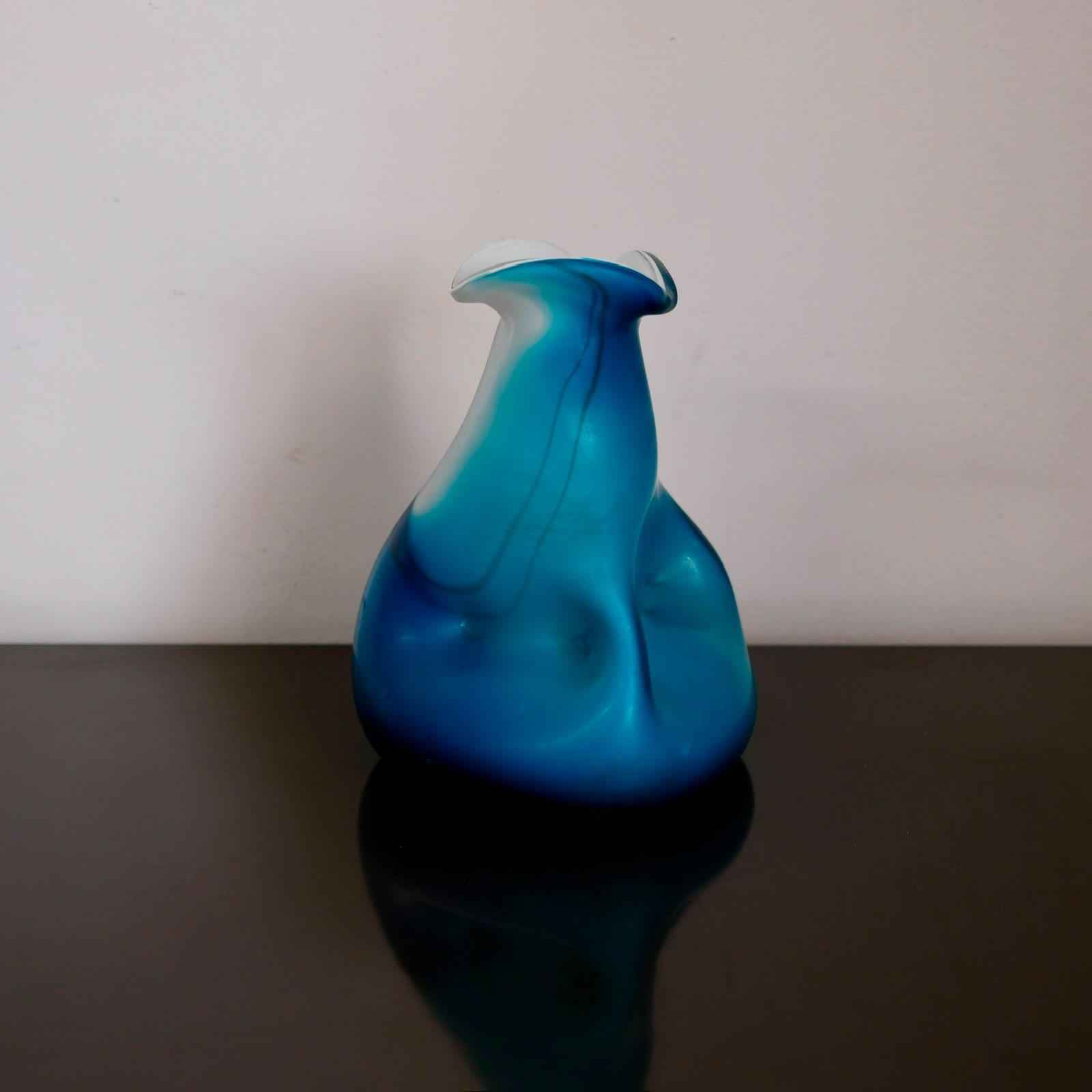 Vaso, vetro soffiato di Murano blu