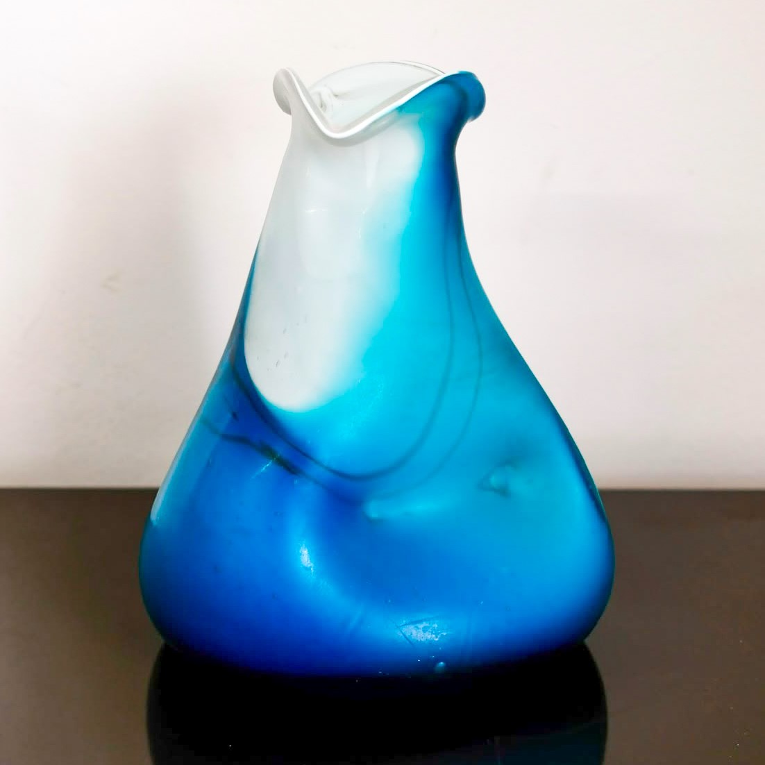 Vaso, vetro soffiato di Murano blu